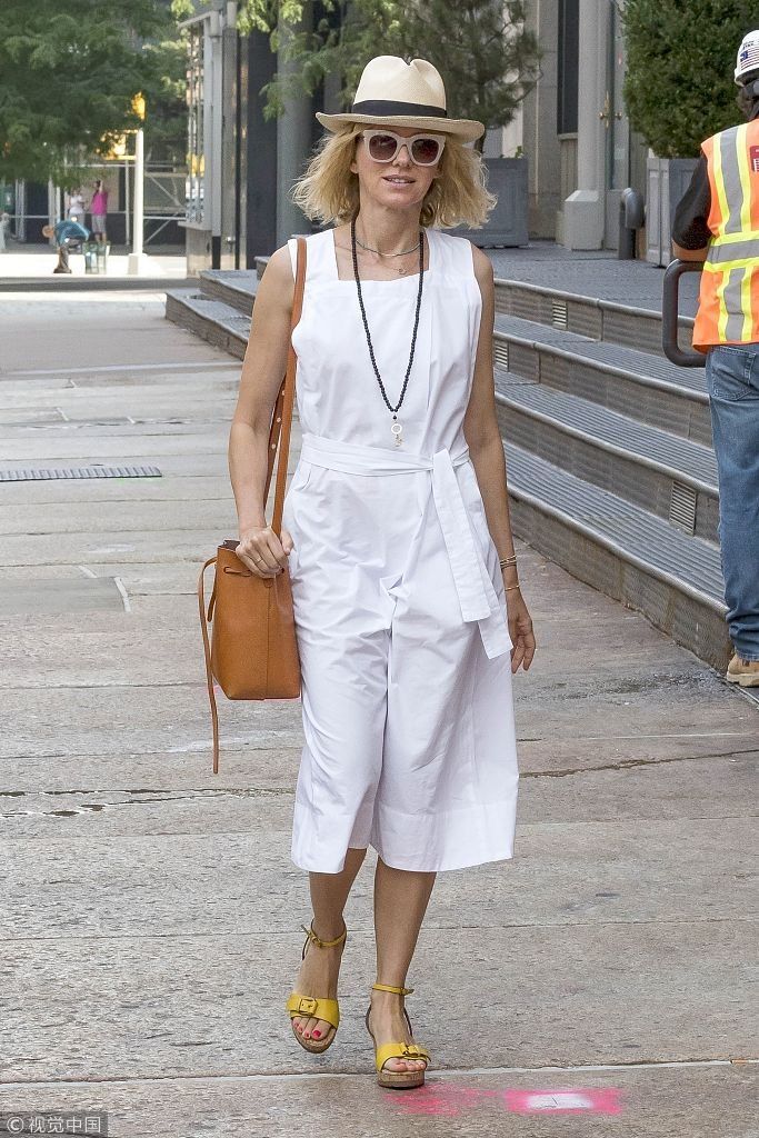 娜奥米沃茨甜美出街和爱子欢吃冰淇淋   49岁高龄依旧保养如少女