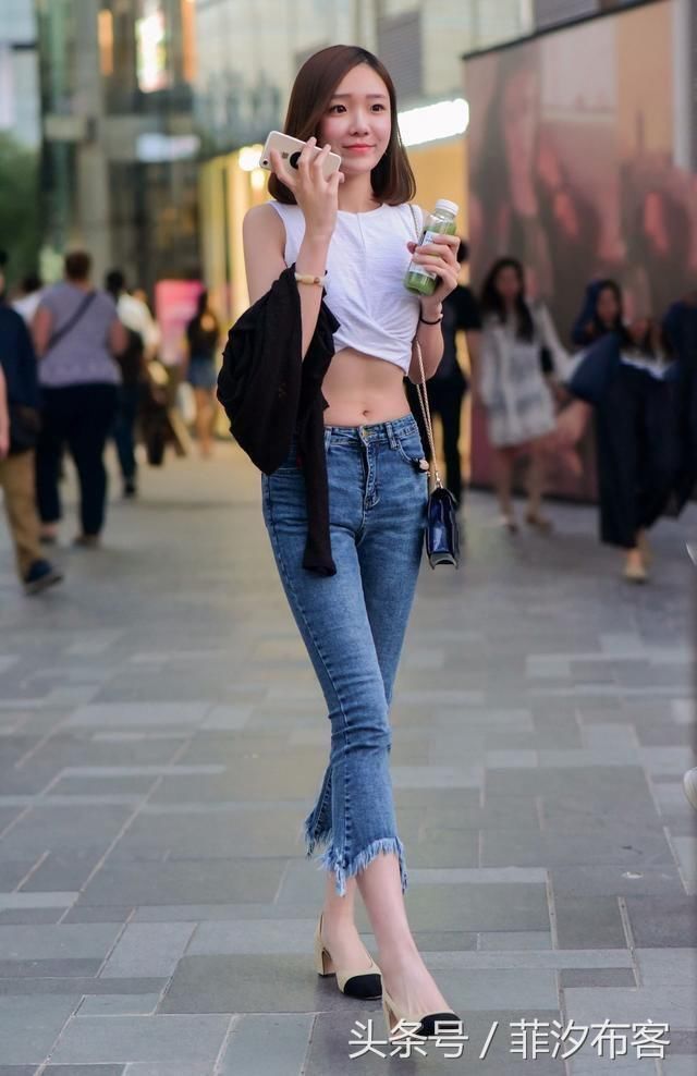 街拍：会穿搭的美女走在街头是一道风景，看着就是一种享受！