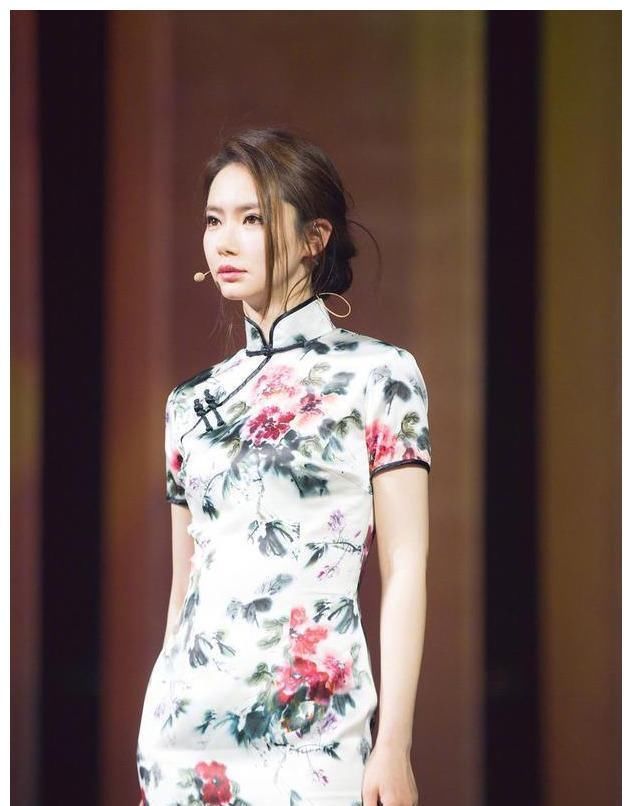  #美女#穿旗袍闪耀全场，球迷称为中式八球“最美女裁判”，气质不输女星