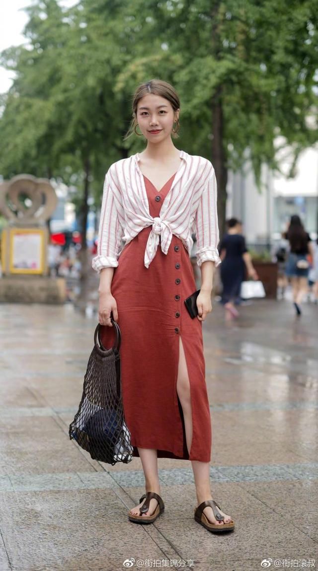 街拍:身穿性感露背吊带鱼尾裙的美女,木底高跟鞋太吸引眼球