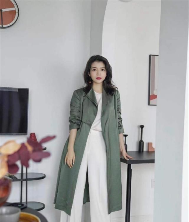  [选择风衣]真正会穿的女人，春天穿风衣都不会配平底鞋，看三木博主就知道了