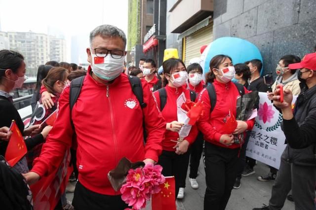  「泪目」上海第三批援鄂医疗队启程返沪，战友送别，场面泪目……