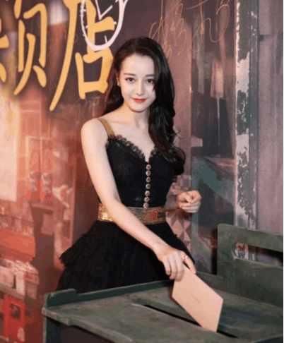 热巴与范冰冰同穿黑金礼服，网友：这才是小蛮腰和水桶腰的区别！