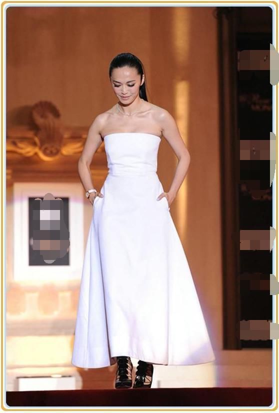 姚晨不得了！38岁穿8岁小姑娘的花边裤，网友：简直换了一个人！