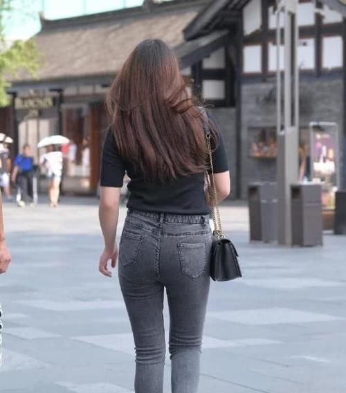  气质：选择时尚又耐看的牛仔裤，展现出青春该有的个性气质