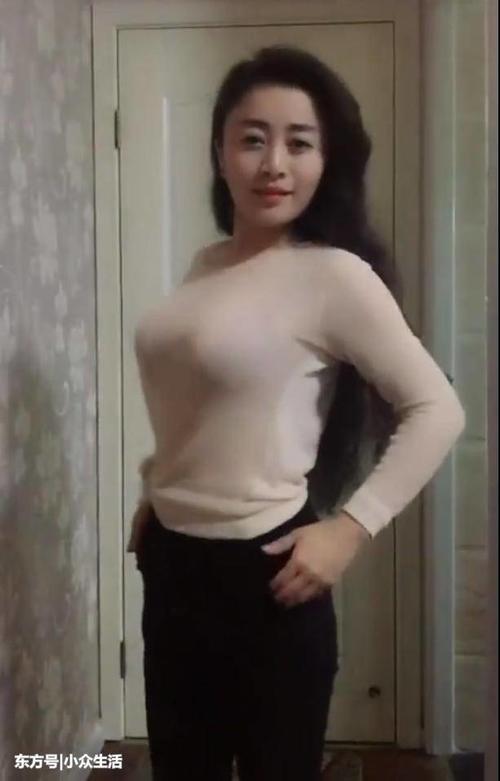 街拍：居家女人紧身衣凸显好身材，30多岁依然风韵犹存