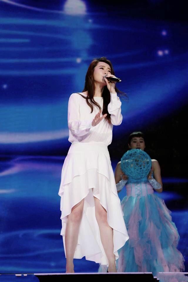 戚薇把腿穿这么细，真的不容易，毕竟年龄不小了！