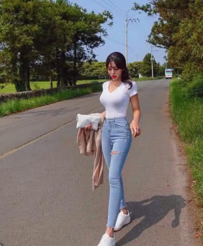 小姐姐白色短袖配牛仔裤,秀出迷人好身材
