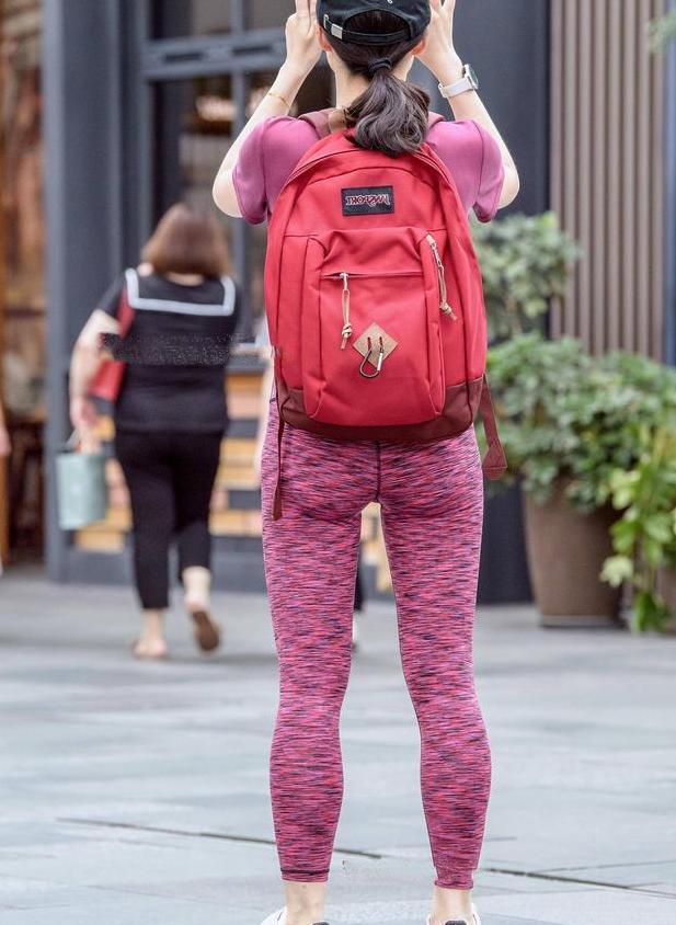 街拍：气质小姐姐紧身裤裹出微胖身材，走路姿势尽显成熟女人味儿
