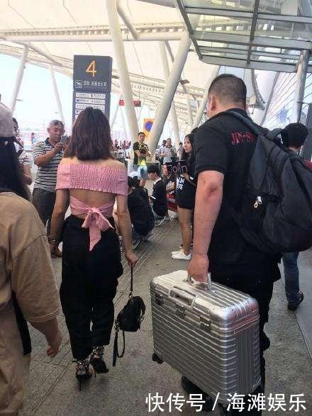 江疏影真敢穿，上身穿的就只能遮重点，网友：真好看