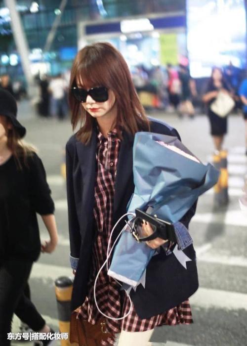 戚薇从巴黎时装周凯旋而归，穿了件男款西装，品味很独特啊！