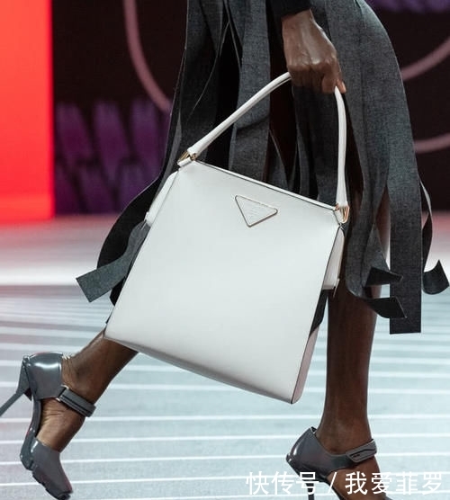 『时装周』2020秋冬时装周:玩转性别印象,Prada展现女性的强大力量
