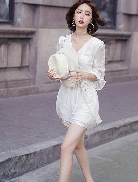 街拍: 小姐姐真敢穿，穿这裙子出门，你可真成个小''妖精”了