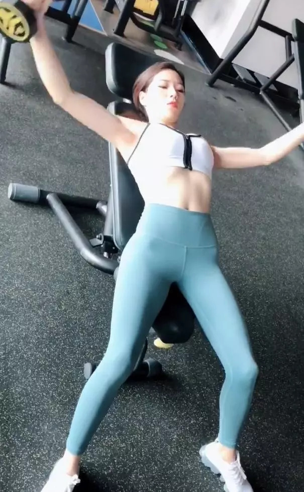 健身房里的小姐姐，穿上瑜伽裤后不简单
