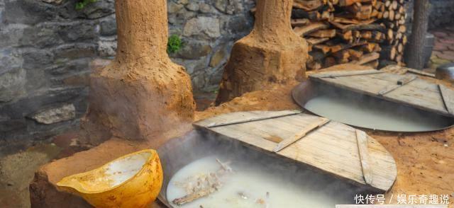 山东一5A景区怪景象,羊汤售价一元,游客坐在山洞里喝汤