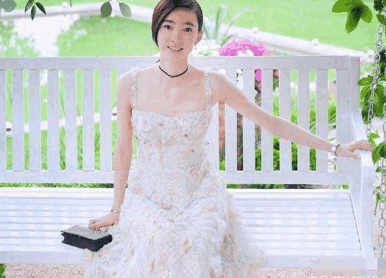 林更新否认已婚没用, 王丽坤婚戒已经戴上, 网友: 刚过完七夕就耐