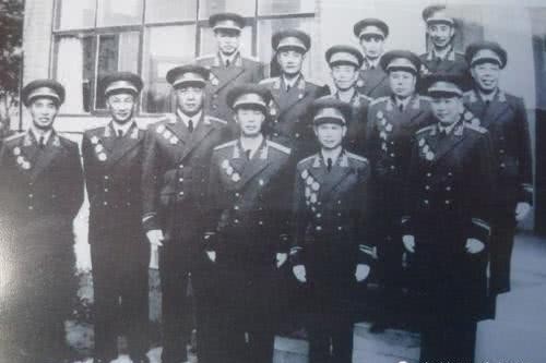 「兵团」此人个子太矮参军被拒,出征前妻子要求离婚,此人后成兵团副司令!