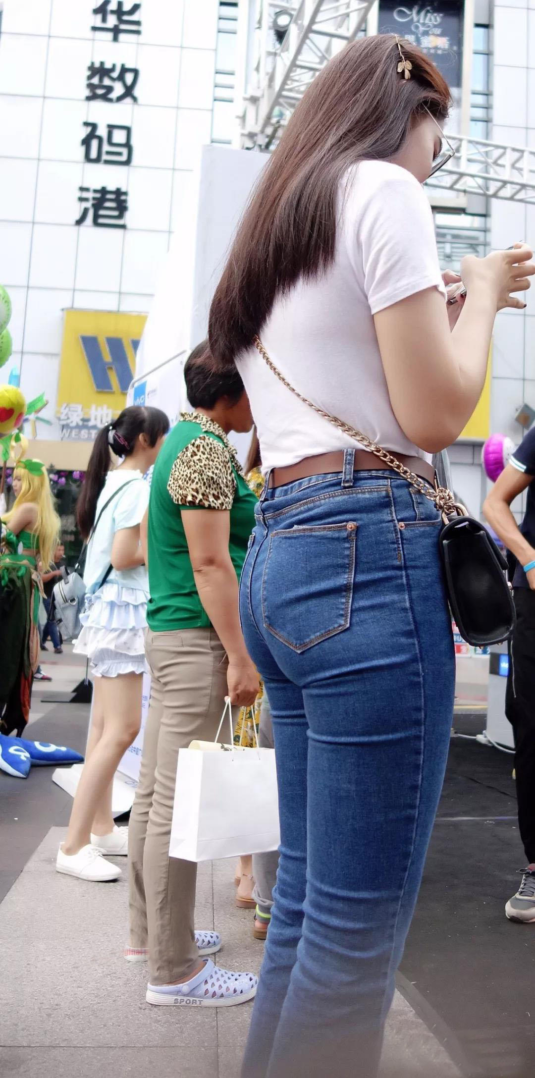 性感女神的风情万种，其实只需一件普通的紧身牛仔裤就足够了