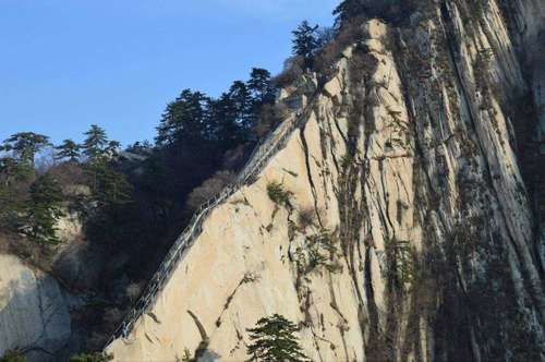 男子突然跳崖，自杀跳崖为啥都选这座山？揭秘华山为啥不能爬三次