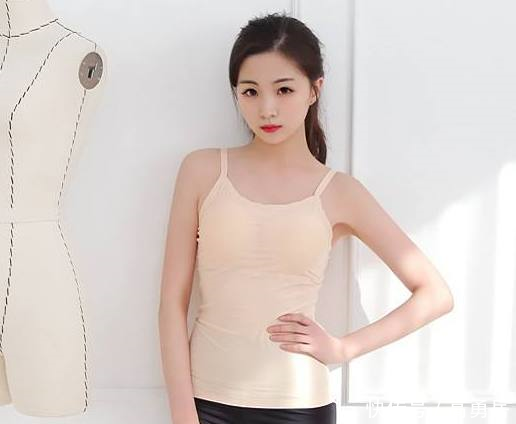 修身有型的打底裤美女，秀出纤细小蛮腰，富有女性风韵！