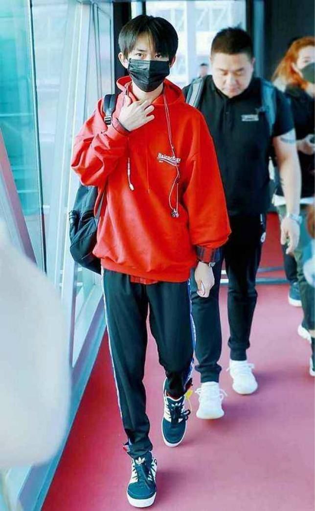 易烊千玺火到国外，带猫咪拍广告，一身潮装让韩国机场都瘫痪了!