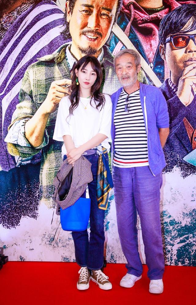 34岁白百何再次现身，白衬衫搭配牛仔裤亮相活动，大妈秒变少女