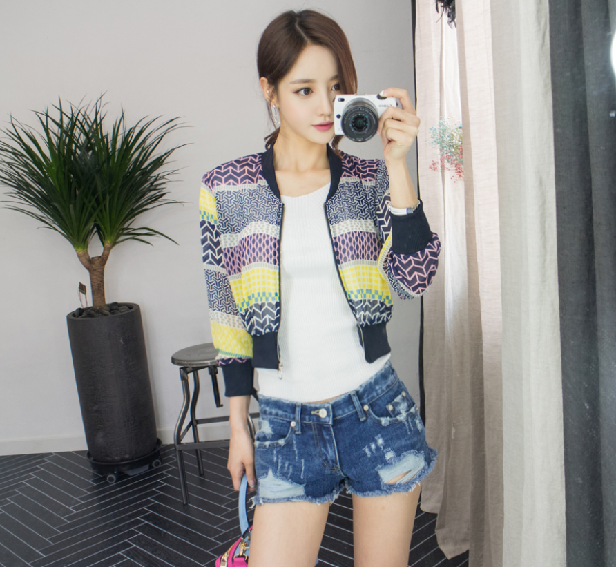 婀娜多姿的热裤小姐姐，秀出纤细美腿, 展现清新性感女人魅力！