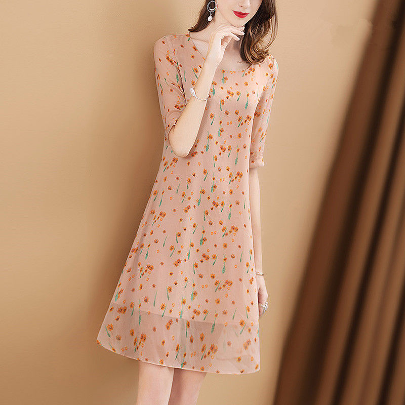 好迷人!老婆穿上这印花裙，美若天仙，显白显嫩美炸天，让人心醉