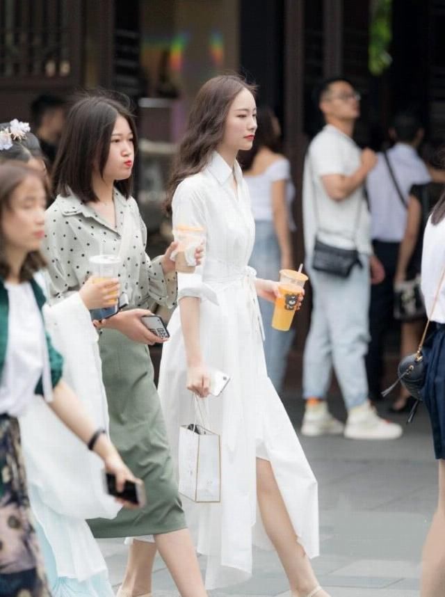 【女生】高个子女生必看：穿裙子最好有“笑脸骨”，显瘦的效果