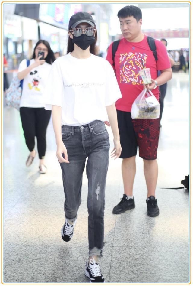 当106斤陈乔恩和86唐嫣同穿牛仔裤，网友：原来微胖的优势这么大