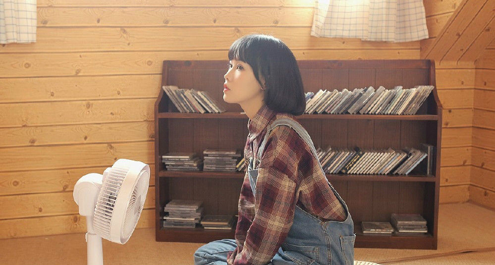 诱惑性感小妖精,修长的美腿让人流连忘返,可惜穿太多了