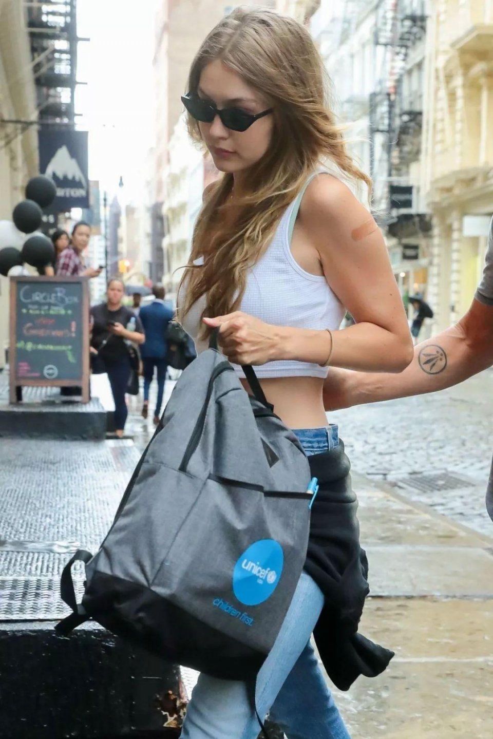 吉吉哈迪德时髦打扮现身街头，网友:下一个“吉娘娘”就是她!