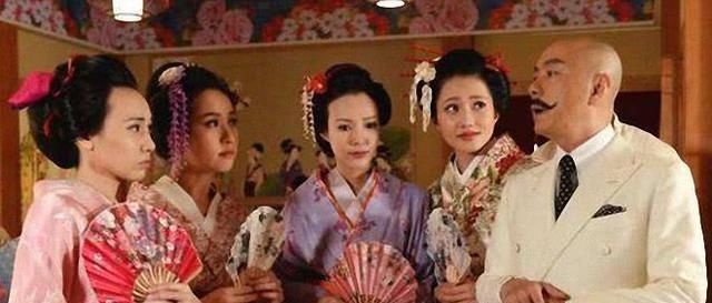  『被誉为』90年代人气很旺的他，被誉为周星驰接班人，与妻子过二人生活