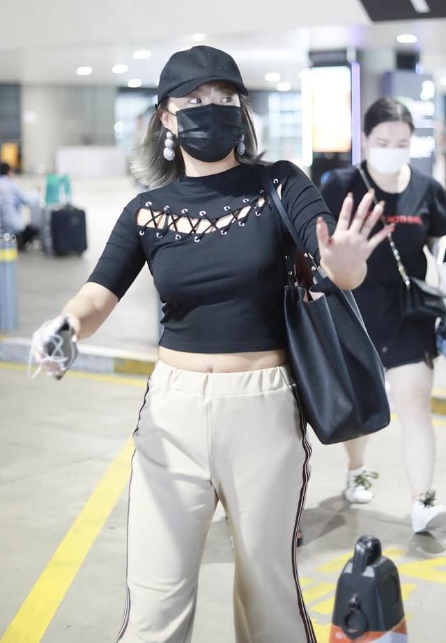 王菊瘦了？可机场穿露脐装秀小蛮腰，却被腰间赘肉抢镜了