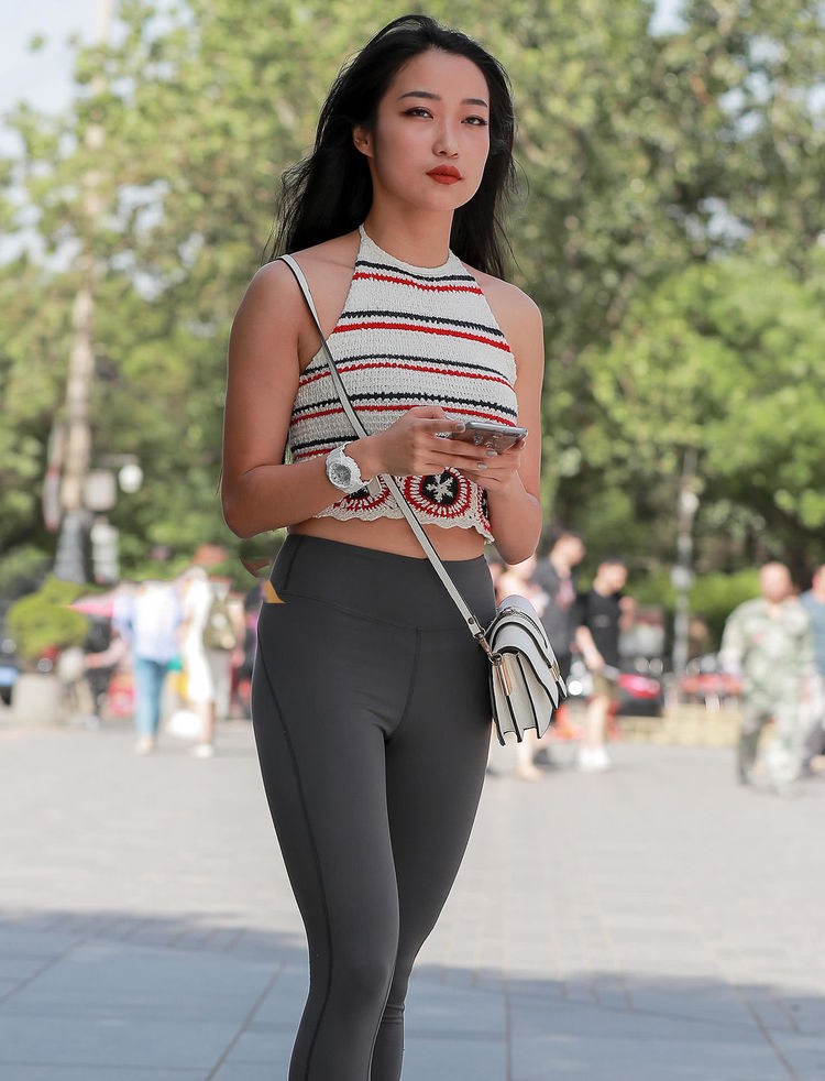 街拍：小姐姐背心搭配紧身裤不仅帅气还很女人味，气场十足