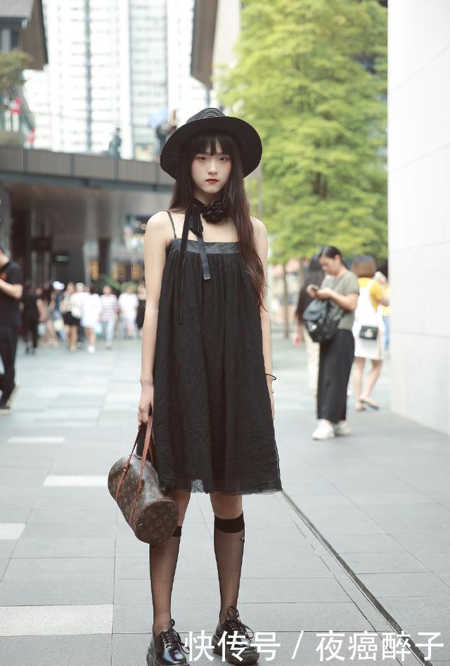  『竖纹衬衫』衣服和鞋子这么搭，简约也能穿出时尚范，衣品也提上去了