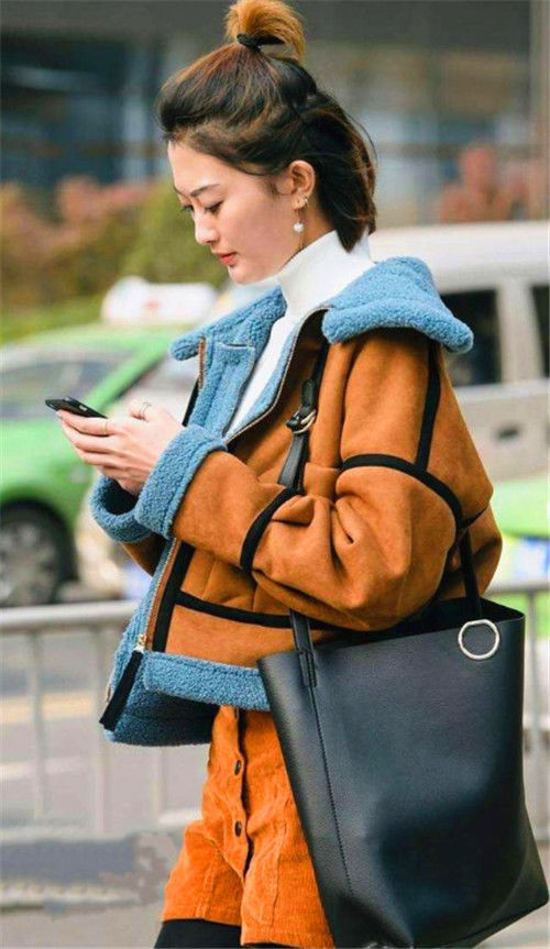 时尚:街拍:丸子头美女温婉优雅的穿搭,时尚又大气