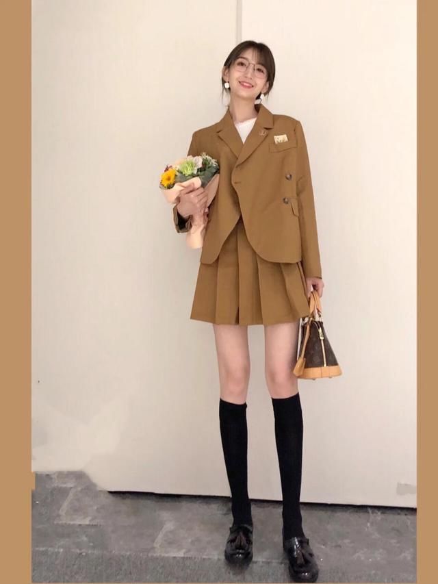  #日常#日常搭配不出彩？你还缺一件短款百褶裙，三种搭配让你气质又优雅