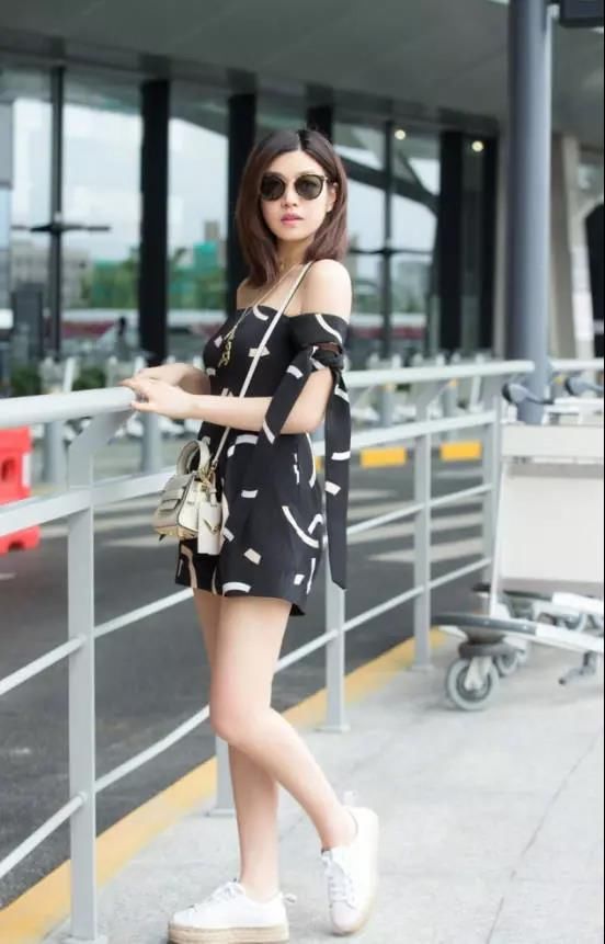 陈妍希穿连体裤秀腿，却被后期坑了，网友:栏杆都变形了!