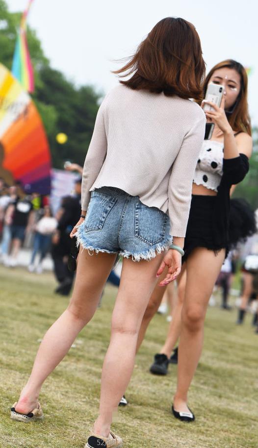 靓丽姐妹花珍珠牛仔裤当街美腿大比拼，一个优雅的转身很有心机