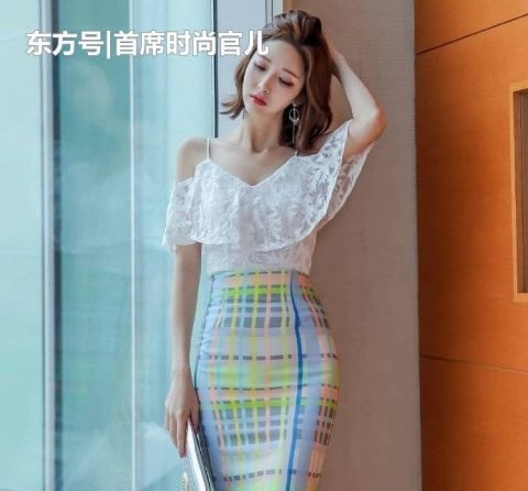  「性感」美女街拍：时尚靓丽的小姐姐，紧身穿搭，身材有型又性感！