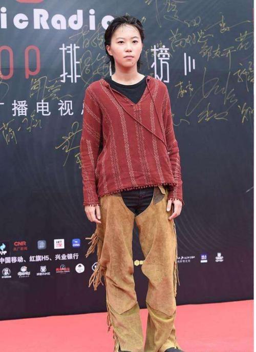 窦靖童混搭麻布衫真有个性,时尚前卫超个性,网友:衣品不输王菲