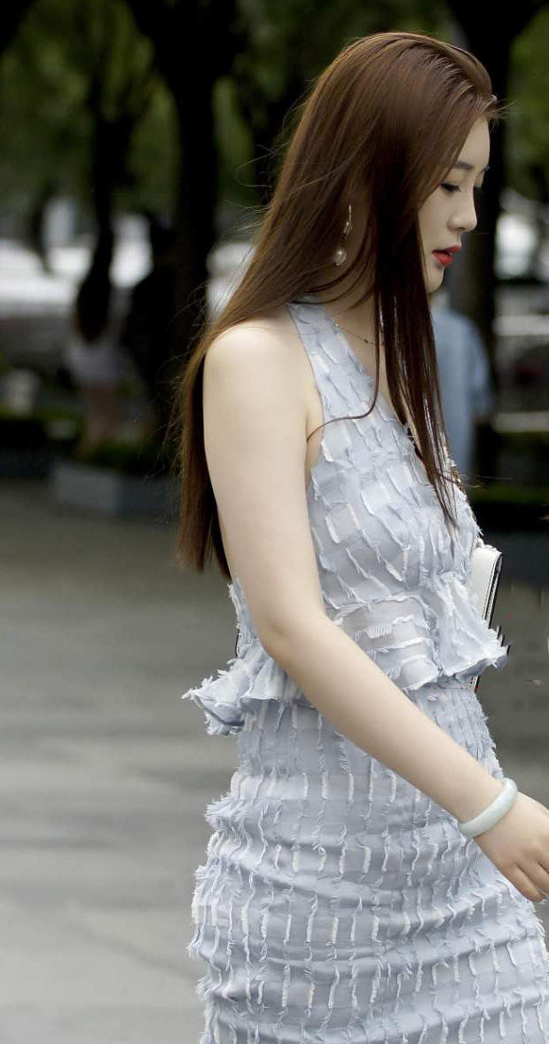 气质小姐姐包臀连衣裙裹出了丰满的身躯，气场更加的十足了，而且