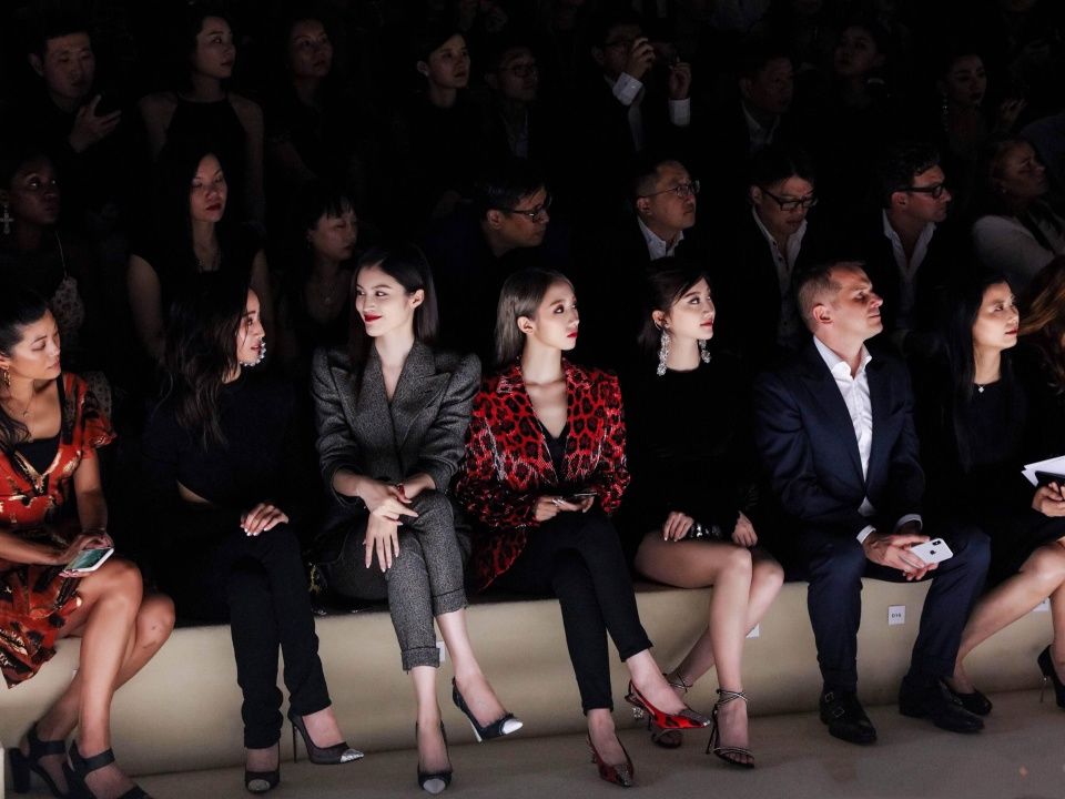 时装周开启，景甜孟美岐何穗排排座，张钧宁一个转身抢了所有风头