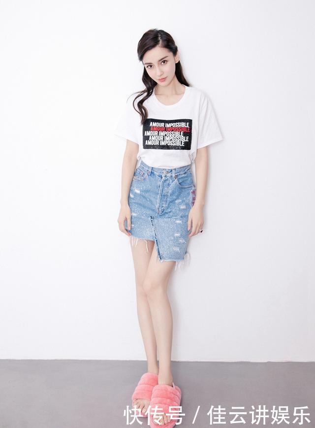 Angelababy又玩季节混搭，短袖短裙清爽迷人，却被脚上棉拖抢镜！