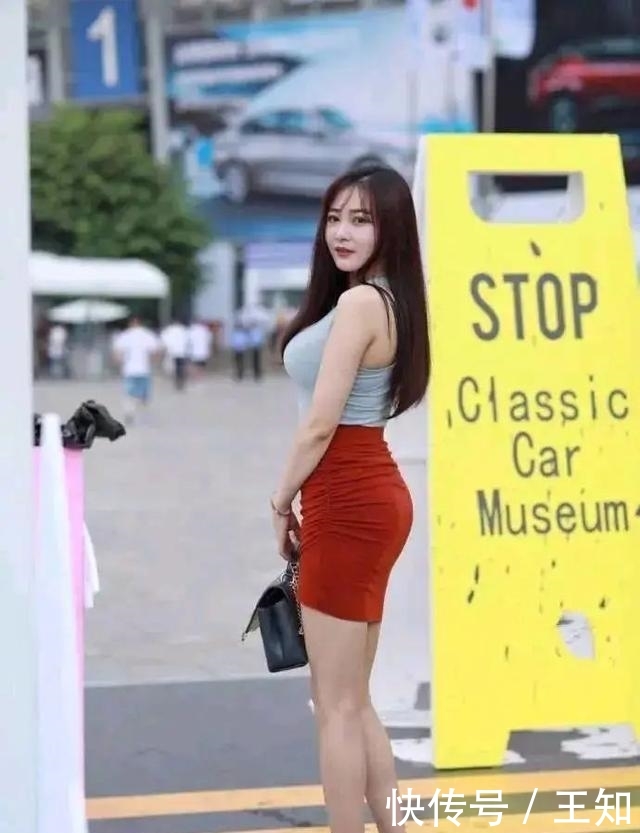  「红色」街拍：美女一双绑带的高跟凉鞋，让她走路的姿态也显得优雅，时尚靓丽