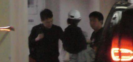 赵丽颖懒理怀孕谣言与友人嬉笑玩耍，身材纤细秒破谣言