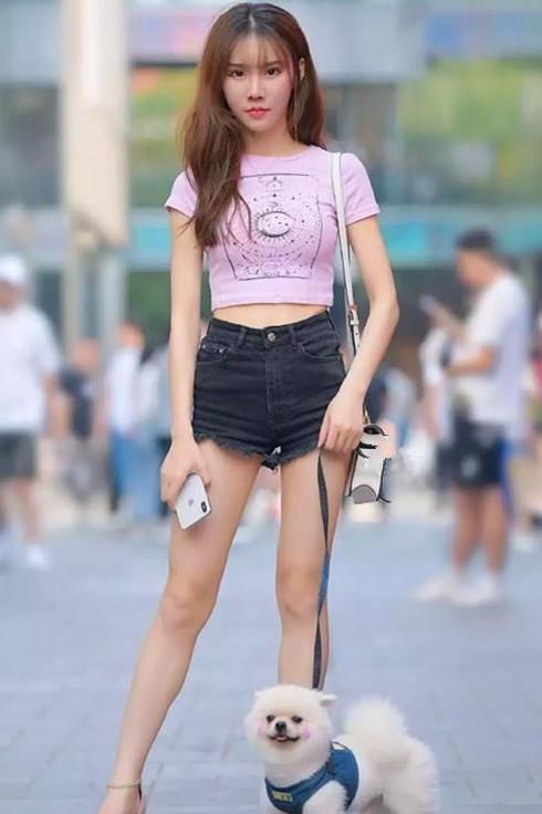 「搭配一双」街拍:活泼可爱的小姐姐,一件粉色短袖配黑色短裤,青春活力风采