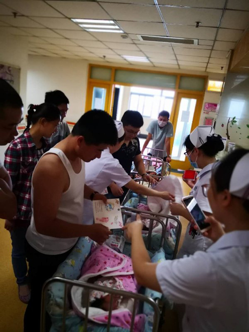 安徽省妇幼保健院东区为新生儿发放六一儿童