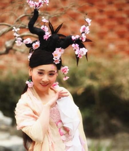 盆栽■女星头顶像盆栽植物的发饰，关晓彤、张馨予被造型设计坑，郑爽让人心痛！